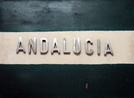 Unas letras imantadas que  solo tenían la opción de organizar la palabra ANDALUCÍA.

Este poema  de participación lo titulé allá por los años 70:  “ES PRECISO ARMARLA”. Han pasado más de 40 años.

#DíadeAndalucía