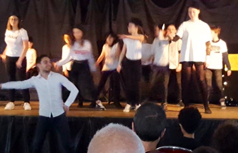 DinoCinieri's tweet photo. Salle des fêtes a accueilli "Crêp’concert" de école musique de Gambadon, à #Maclas, qui a attiré grand nombre. 
Élèves ont joué flûtes, saxophones trompettes, hautbois et autres percussions.
Moment de bonheur avec petites auditions musicales, où chaque pupitre a présenté travail. https://t.co/J9FB1aIUbl