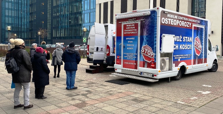 NFZ_Warszawa's tweet photo. 📢📢📢 Na Chałubińskiego 8⃣ w Warszawie dziś #ProfilaktykaNaWeekend❗️ Jest #dermobus, jest #osteobus, jest badanie wzroku. Zapraszamy do ⏰1⃣6⃣❗️ @NFZ_Centrala @a_niedzielski @SylwiaWadrzyk https://t.co/rl1vaD9FMV