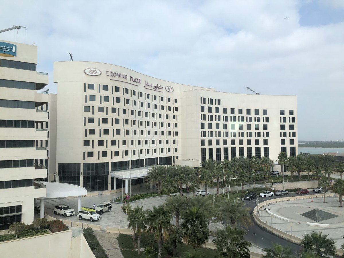 Uitzicht vanuit mijn kamer op het Crowne Plaza hotel waar <a href="/raykerckhoffs/">Raymond Kerckhoffs</a> zit. In ons hotel nog geen politie te bekennen, maar ook wij zullen getest gaan worden. #UAETour
