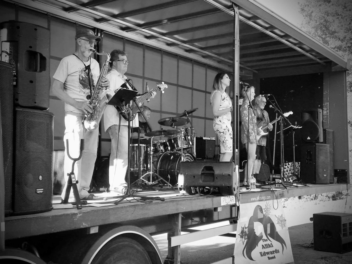 DON'T MISS THIS!

Aliki Edwards performs LIVE tonight from 9pm!

Get together with friends for a great night out a the boathouse! 

#livemusicvenue #BradfordOnAvon #fridaynightlive