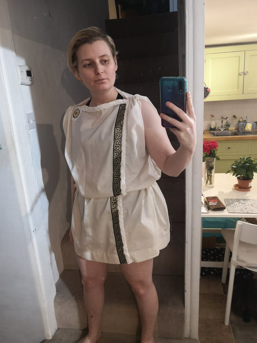 GoldenMochi's tweet photo. Taking bathhouse Larp prep super seriously, made a toga in half an hour. #gimmethatsteamroom #steambaths #bathhouse #romanlarp #empirelarp #togatogatoga https://t.co/Ss4a8fnYOc
