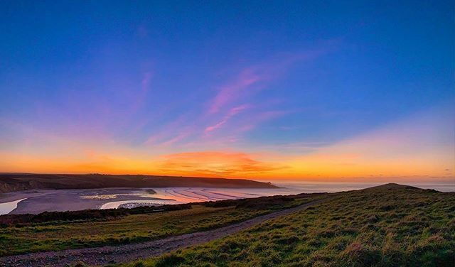 Check out the skies over Crantock! Wow! 😍 📸 credit The Jam Jar ift.tt/2TlGiAx