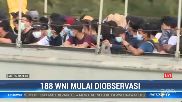#MetroHariIni Sekitar pukul 16.35 WIB sudah nampak dua kapal yang merapat ke pulau Sebaru Kecil, Kep. Seribu, Jakarta. Situasi pemindahan WNI dari Dr. Soeharso menuju Pulau Sebaru dilakukan secara bergilir menggunakan kapal-kapal kecil. http://metrotvnews.com/live