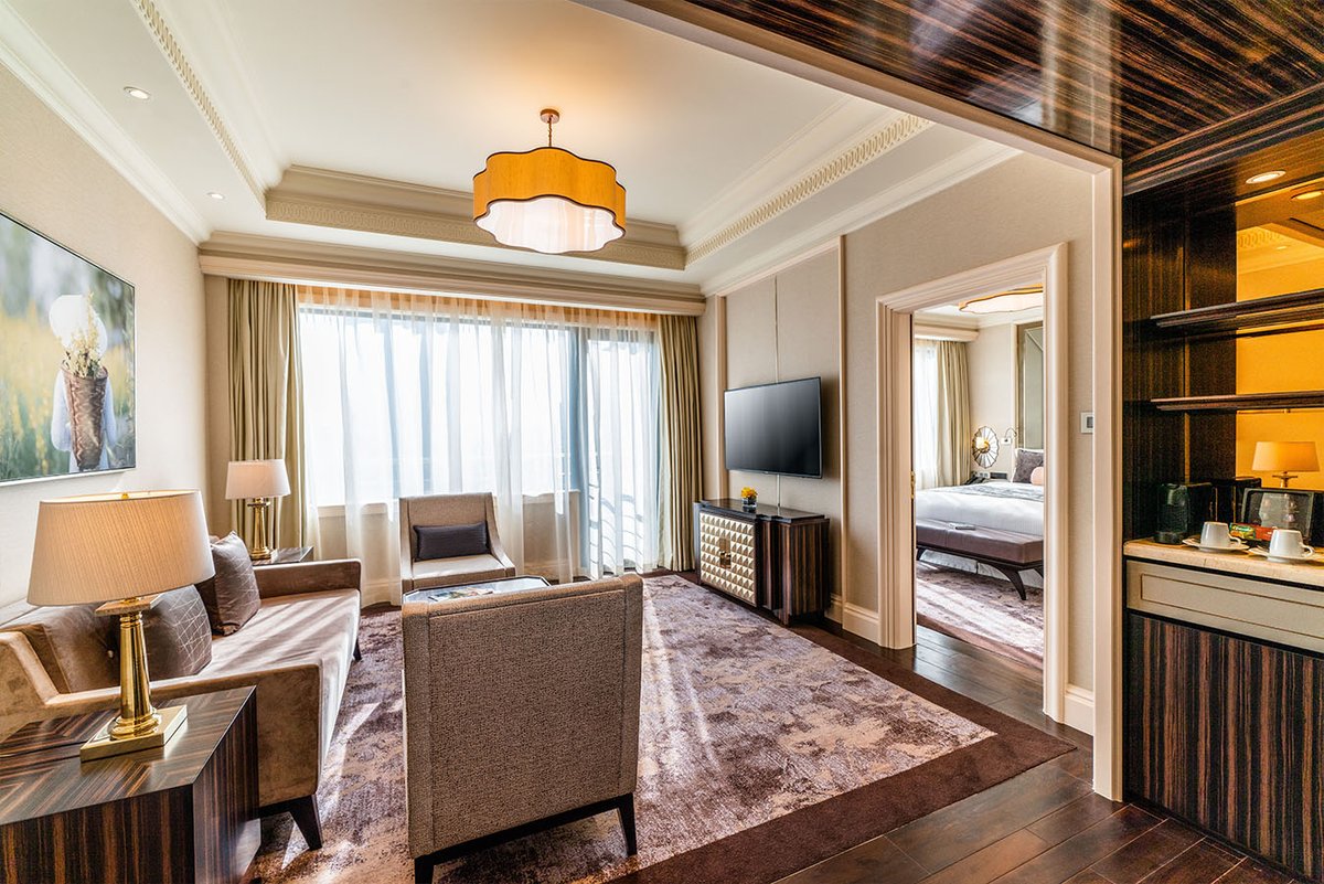 CaravelleSaigon's tweet image. King-size Sealy Posturepedic bed, separate living room, pillow menu, free Wi-Fi, luxury Appelles Black range and biodegradable bathroom amenities. Nespresso coffee machine, one 55” flat screen TV in the living room and one 49” TV in the bedroom... #ExecutiveSuite #CaravelleSaigon