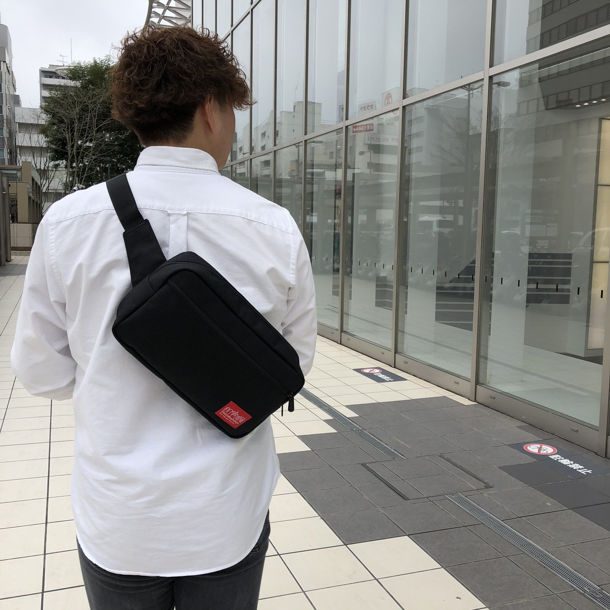 Manhattan Portage 岡山 Number Mp1109 Color Black 長財布や500mlペットボトル 等が収納可能なウエストバッグです タブレットや書籍等も入る大きさで バッグの外側と内側に小分けポケットが搭載されており 収納力に優れています 普段使いはもちろんの