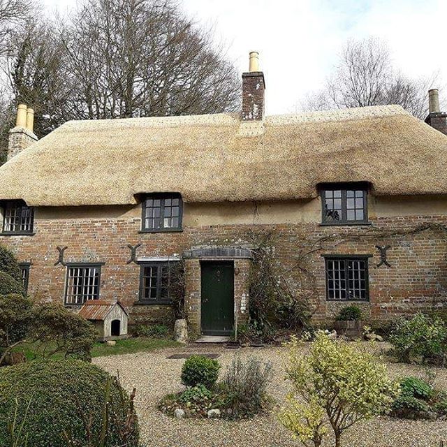 Hardy's Cottage has a wonderful new look after being recently re-thatched. Here's the before &amp; after...

📷: <a href="/NTHardysCottage/">NT Hardy's Cottage</a> #thomashardy #dorchester #lovedorset