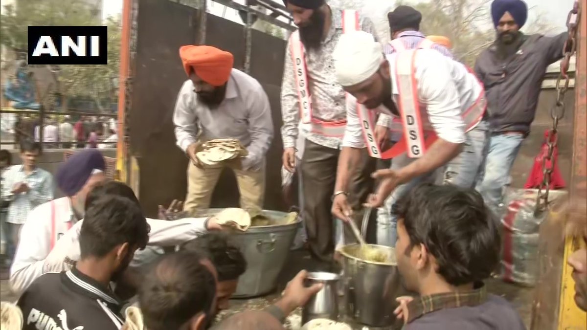ANI's tweet photo. Delhi: Delhi Sikh Gurdwara Management Committee (DSGMC) distributes food to people in Shiv Vihar area in #NortheastDelhi which witnessed violence in the last few days. #DelhiViolence https://t.co/VJAtgrAeNL