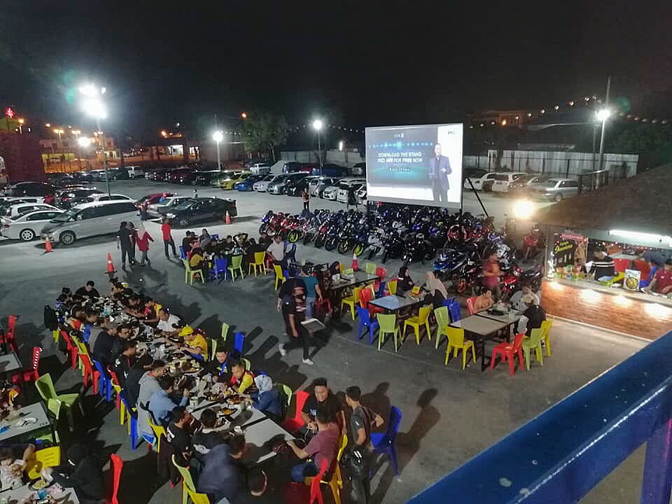 MalayFoodHunter's tweet photo. Warga Semenyih, Kajang, Bangi, Serdang, Putrajaya , Kuala Lumpur , sini dah ada tempat lepak baru iaitu LEPAKING 2.0

Mana kaki boleh, boleh tengok skrin Besar sambil layan Live band😘 . Dan makanan dekat sini pun semuanya padu2 belaka!!!

Thread....

📍Lepaking 2.0 , Semenyih https://t.co/kRyIAw9U4v