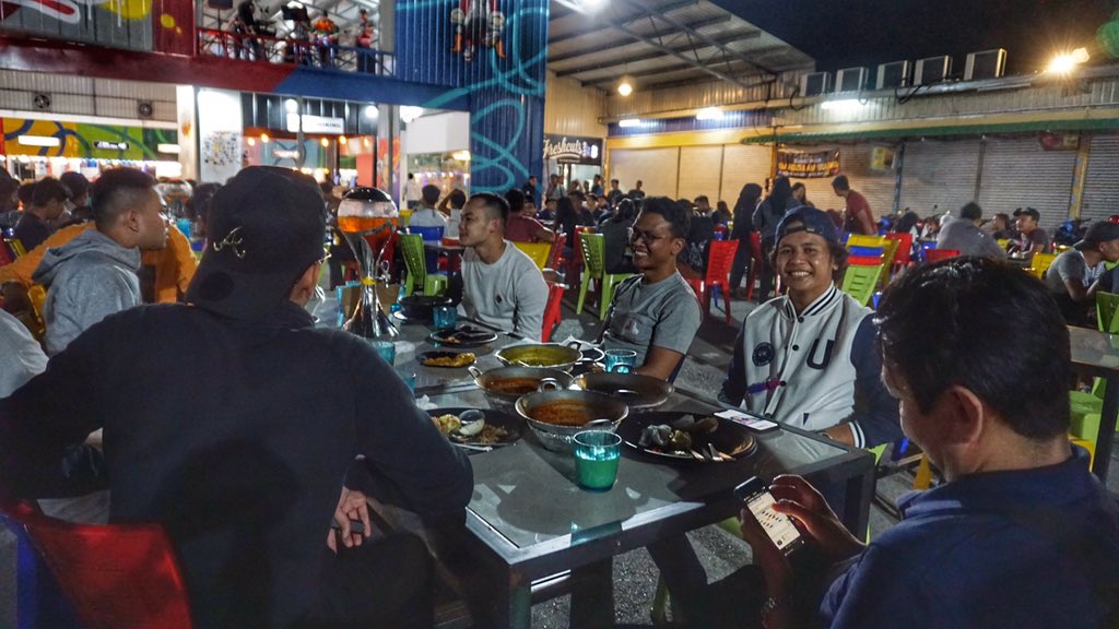 MalayFoodHunter's tweet photo. Warga Semenyih, Kajang, Bangi, Serdang, Putrajaya , Kuala Lumpur , sini dah ada tempat lepak baru iaitu LEPAKING 2.0

Mana kaki boleh, boleh tengok skrin Besar sambil layan Live band😘 . Dan makanan dekat sini pun semuanya padu2 belaka!!!

Thread....

📍Lepaking 2.0 , Semenyih https://t.co/kRyIAw9U4v