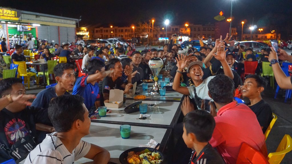 MalayFoodHunter's tweet photo. Warga Semenyih, Kajang, Bangi, Serdang, Putrajaya , Kuala Lumpur , sini dah ada tempat lepak baru iaitu LEPAKING 2.0

Mana kaki boleh, boleh tengok skrin Besar sambil layan Live band😘 . Dan makanan dekat sini pun semuanya padu2 belaka!!!

Thread....

📍Lepaking 2.0 , Semenyih https://t.co/kRyIAw9U4v