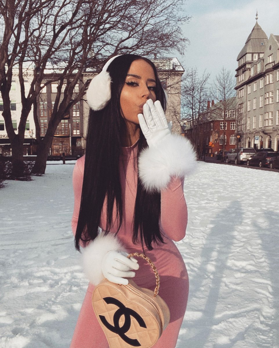 Amber Scholl on X: "snow day ❄️🐰 https://t.co/erBDQLCbTh" / X