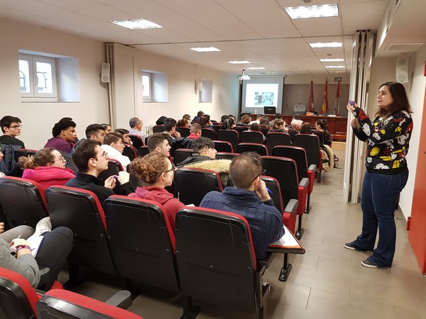 Alumnos de Activ. Comerciales y Gestión de Ventas y Esp. Comerciales conociendo la experiencia emprendedora de Pitusines: idea, plan empresa, políticas marketing, apoyo de Ildefe y Cámara León…consejos útiles! <a href="/pitusines_toys/">Pitusines</a> <a href="/Ildefe/">Ildefe</a> <a href="/ccomercioleon/">Cámara de Comercio de León</a>#FormaciónProfesional #leonesp