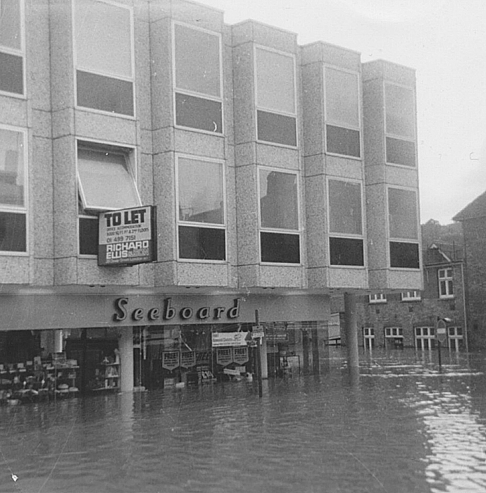 thekeeppub's tweet photo. We missed #ThrowbackThursday yesterday! So we are doing #FlashbackFriday instead!
With all this #rain recently, we thought we'd post a #Guildford #flood photo... who remembers where #Seeboard was? https://t.co/LLun2QHrlm