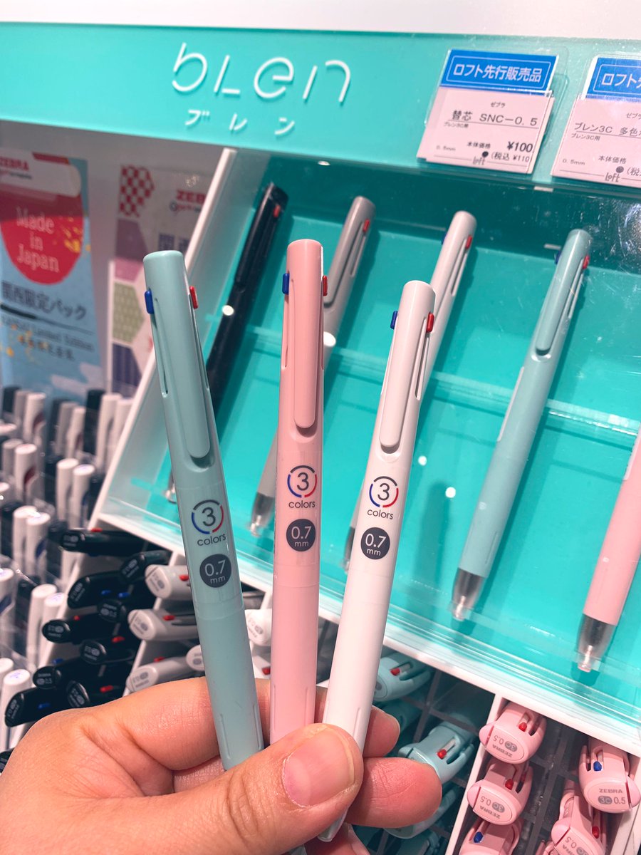 京都ロフト 筆記振動 ブレ を制御したブレないボールペン ブレン から ロフト先行で黒 青 赤の3色タイプが登場 ペンの重心を下げ 各パーツの隙間をなくし 中芯をホールドすることにより 書く時の振動 ブレ を防ぐブレンシステム その書き