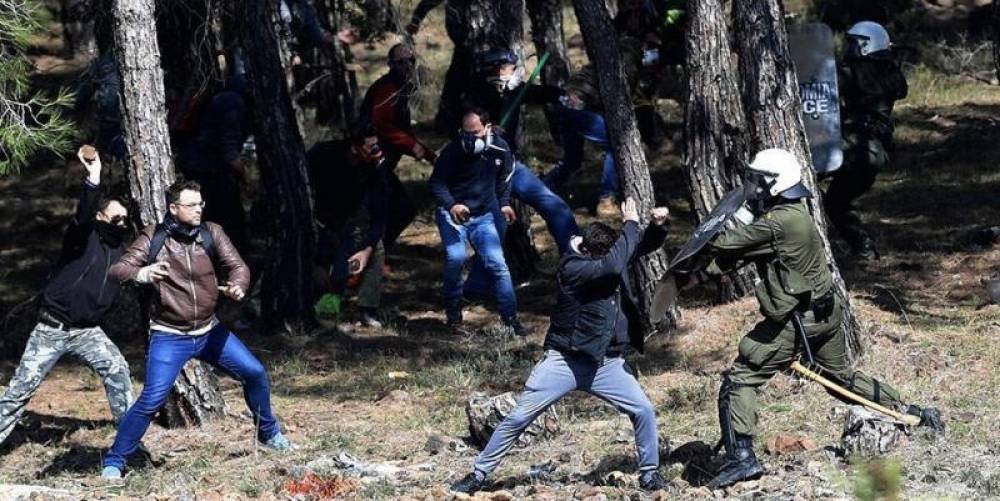 Üç Yunan adasındaki mülteci kamplarının yerine kapalı mülteci kamplarının inşa edilmesini protesto eden Yunan vatandaşları ile polis arasında çatışmalar silahlı bir hal aldı.