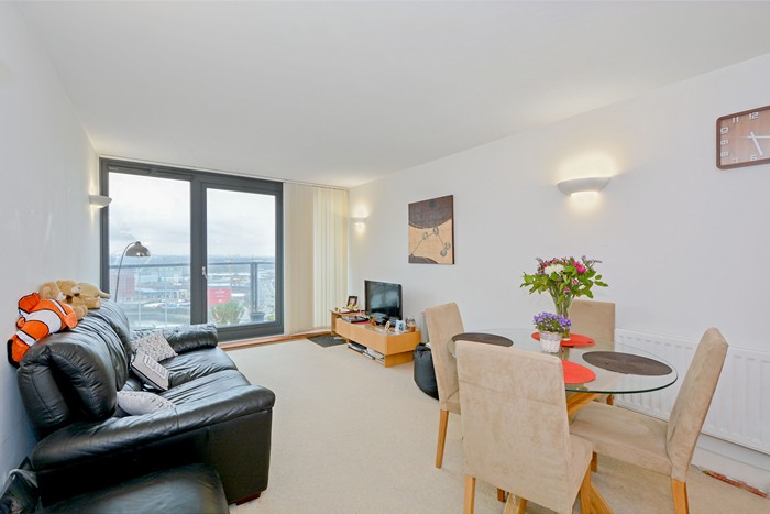 AWChildsLTD's tweet photo. Highly desirable one bedroom flat for sale on the 16th floor of the Neutron Tower located in Canary Wharf. 

Call us on 020 3693 9444 for more info! https://t.co/7czICUtKZg