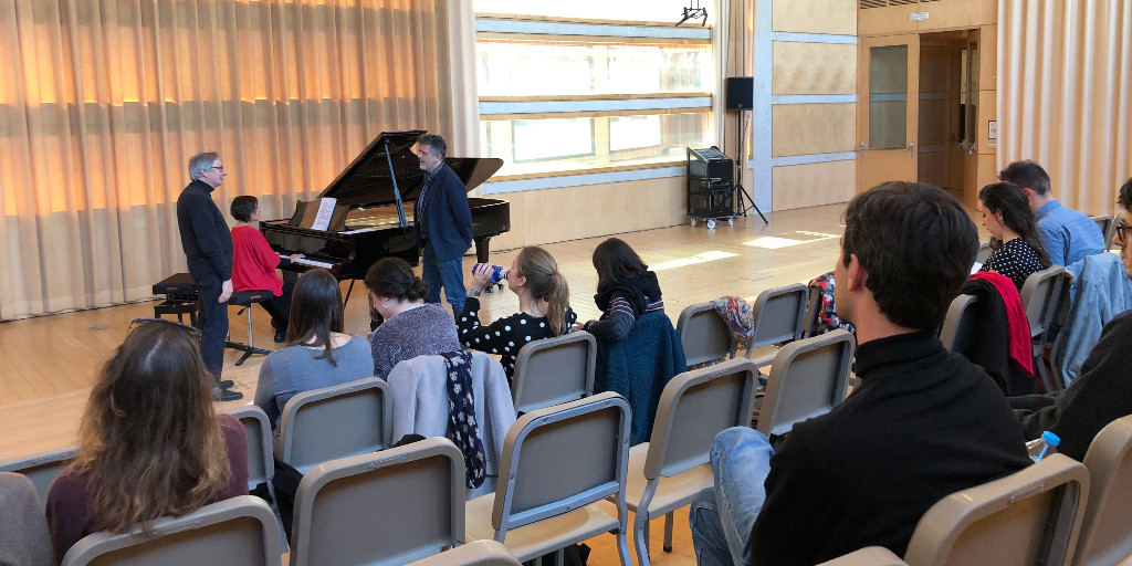 schubertiada's tweet photo. Som a l'@esmuccat, on aquest matí hi ha començat el Curs Internacional d'Interpretació de Lied Wolfram Rieger. El concert que tancarà el curs serà dilluns, a les 18h, a la Sala 4 de L'Auditori (entrada per l'ESMUC). És un concert d'entrada lliure!

#CourseWolframRieger https://t.co/bdpJVQP3Fu