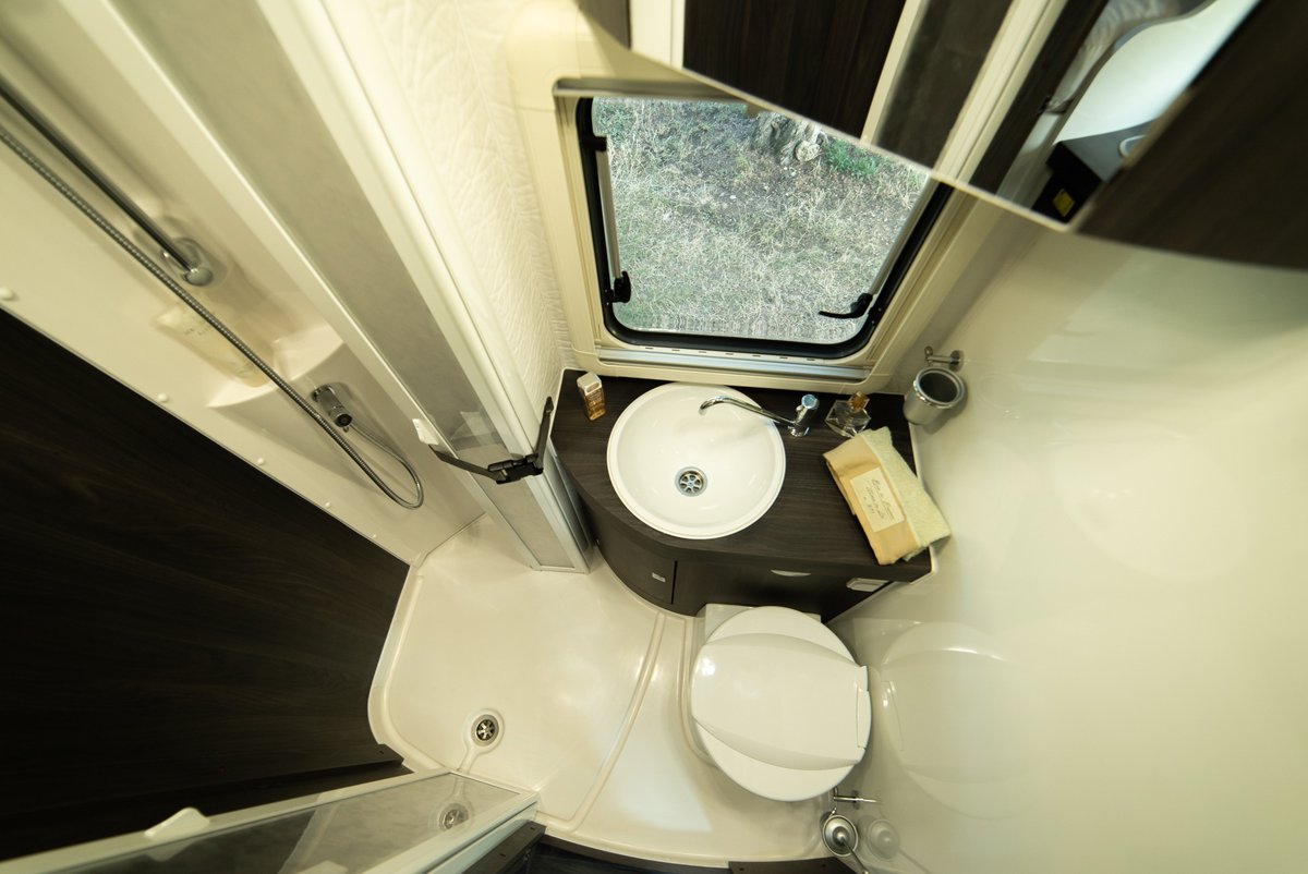 Wingamm1's tweet image. Oasi 690 TWINS - Twin beds at the back ‼️
The newest model of the Oasi 690 series

It is a special, refined and extremely elegant version, which definitely focuses on the rear sleeping area.

#wingamm #monocoque #italiandesign #safetyfirst #travel #vanlife #camper #holidays #rv