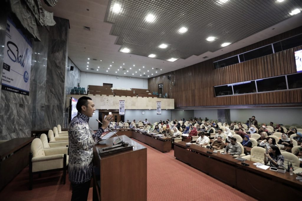 Demokrat_TV's tweet photo. Ibas Gelorakan Emansipasi Wanita Melalui “Upgrading Skill” PIA FPD
https://t.co/lqT8XyaMxl
Ketua @FPD_DPR @Edhie_Baskoro
memberi arahan dalam pelatihan bertema "Upgrading Skill" yg digelar PIA FPD DPR di Gedung Nusantara I, Kompleks DPR, Jakarta, Jumat (28/02/2020).
#PIAFPD https://t.co/GWsdNBdIOR