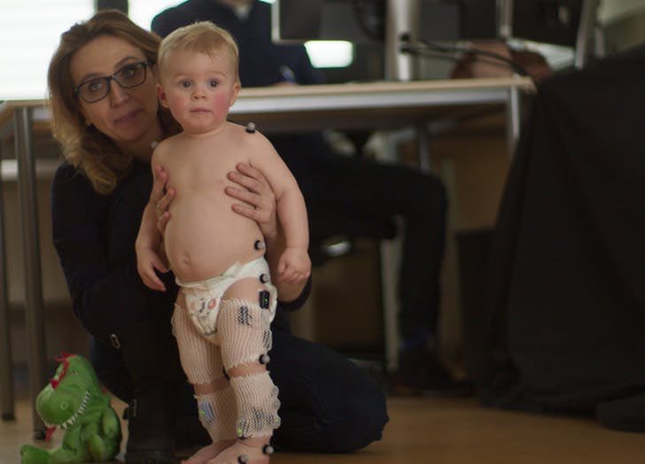 ProCare's tweet photo. Benieuwd naar het #looppatroon van baby's? Op Netflix staat een interessante docu over het door ProCare ingerichte #babygaitlab @VU_FBW. Het gebruik van @Vicon , @CometaSystems EMG en @AMTI_MultiAxis #krachtplaten wordt mooi weergegeven: https://t.co/XVQ4vb5ghz #gaitanalysis https://t.co/sHTEPw7aJ5