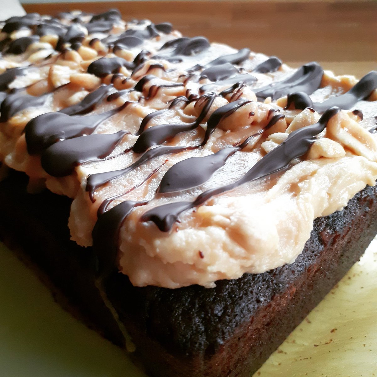 *NEW* vegan snickers loaf on the counter today <a href="/flowersbycvt/">THE PERFUMED GARDEN FLORIST LEEDS</a> 

WARNING: Definitely contains nuts 😂
#cafecakes #vegancake #snickers #chocolate #peanutbutter #chocolate #cakefriday #indulgence #coffeeandcake #handmade #homebakery #chapelallerton #leeds #yorkshirebusiness