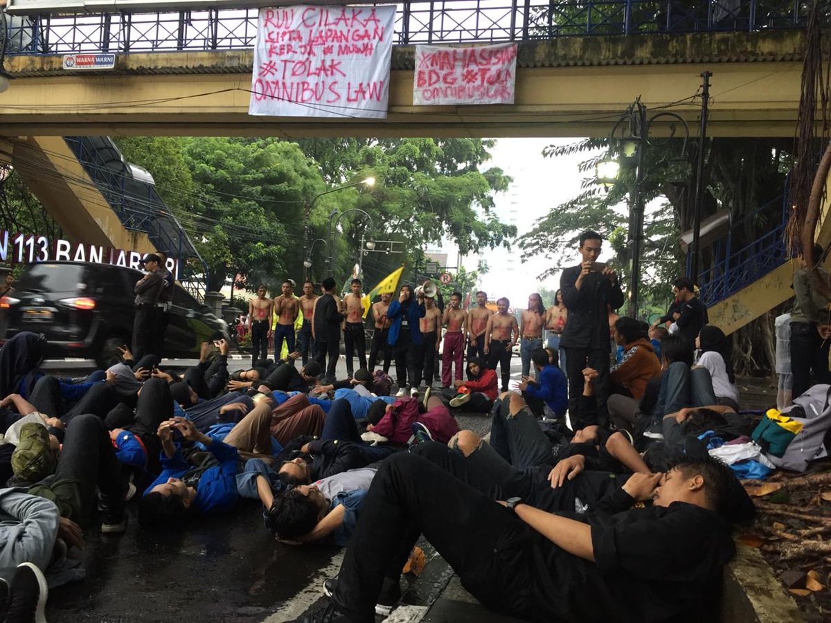 BennyKeef's tweet photo. Bandung sudah bergerak #MahasiswaBandungTolakOmnibusLaw https://t.co/mnCU2kI08N