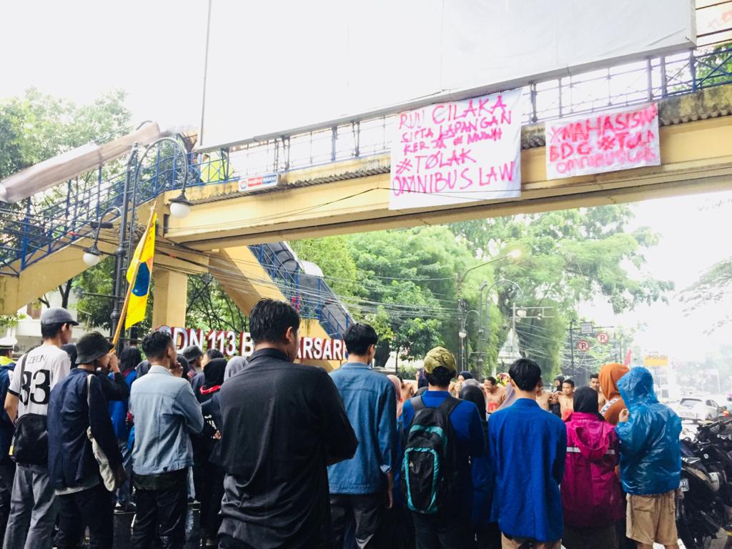 BennyKeef's tweet photo. Bandung sudah bergerak #MahasiswaBandungTolakOmnibusLaw https://t.co/mnCU2kI08N