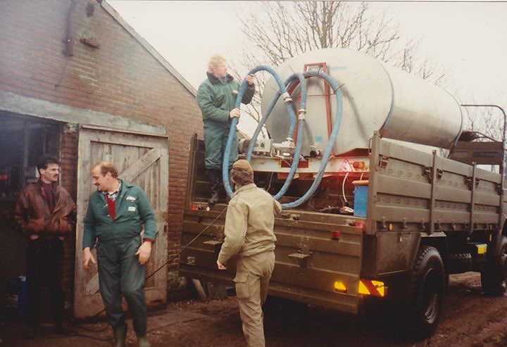 landmacht's tweet photo. Met alle aandacht voor het hoogwater van 1995 vergeten we bijna dat er in 1993 ook al een flink hoge waterstand was. Patrick van Meenen kwam dat jaar in het buitengebied van Hattem in actie namens de landmacht: https://t.co/rO6yjMmyZy #natops #nationaleoperaties https://t.co/QUXGRwQM0Z