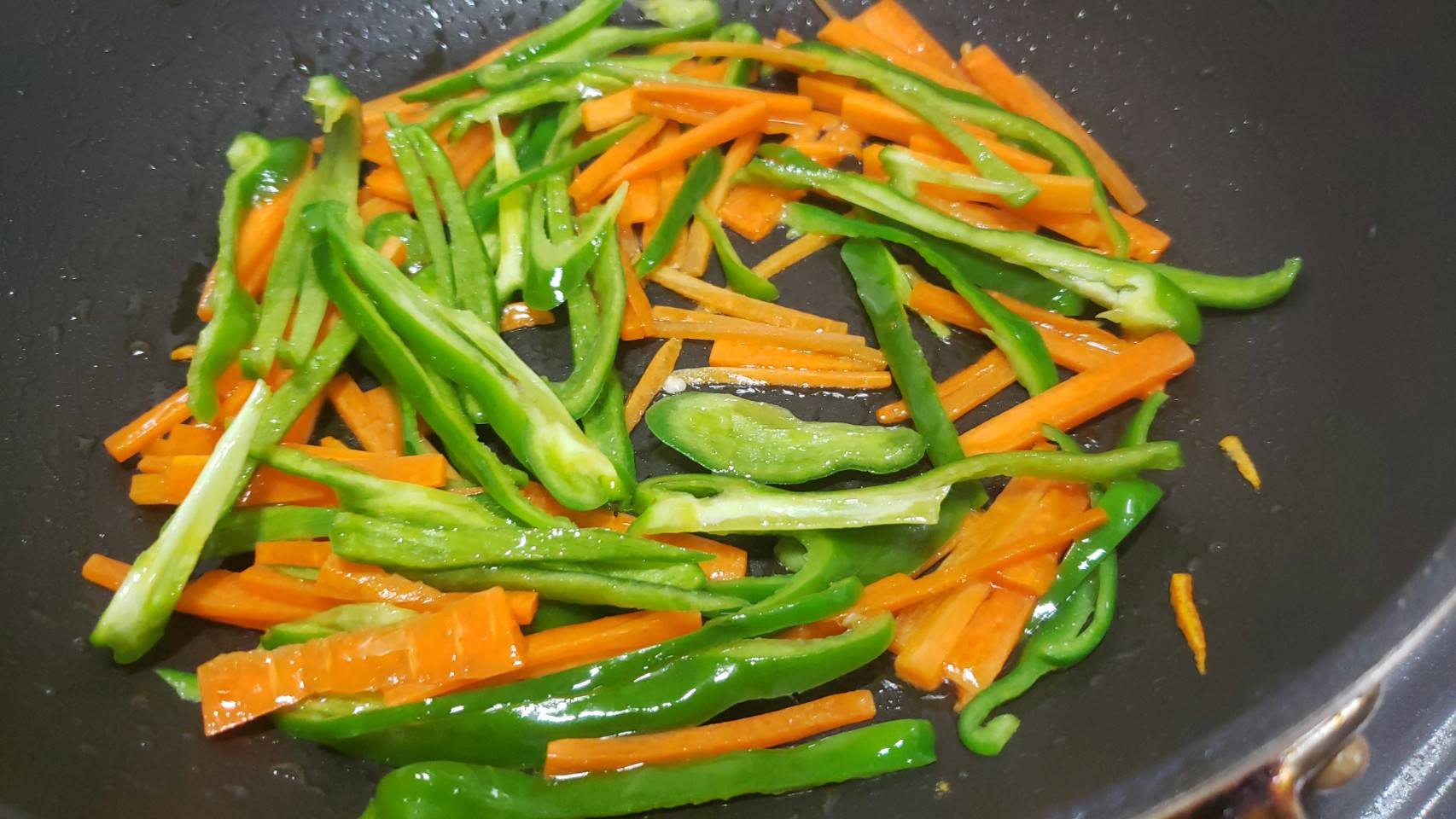 リュウジ@料理のおにいさんバズレシピ On Twitter: "最高に旨い野菜炒めのコツは多目の油と炒める順番です 『至高の野菜炒め』 油大1半を中火にかけ温め、人参千切り50G、ピーマン千切り50G入れ、1分半ほど炒め、キャベツ100G、塩小1/3、味の素5振り入れしなっとするまで1 ...