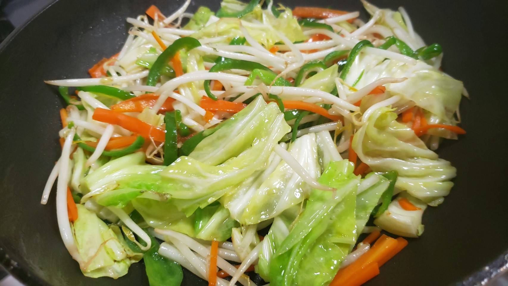 リュウジ@料理のおにいさんバズレシピ On Twitter: "最高に旨い野菜炒めのコツは多目の油と炒める順番です 『至高の野菜炒め』 油大1半を中火にかけ温め、人参千切り50G、ピーマン千切り50G入れ、1分半ほど炒め、キャベツ100G、塩小1/3、味の素5振り入れしなっとするまで1 ...