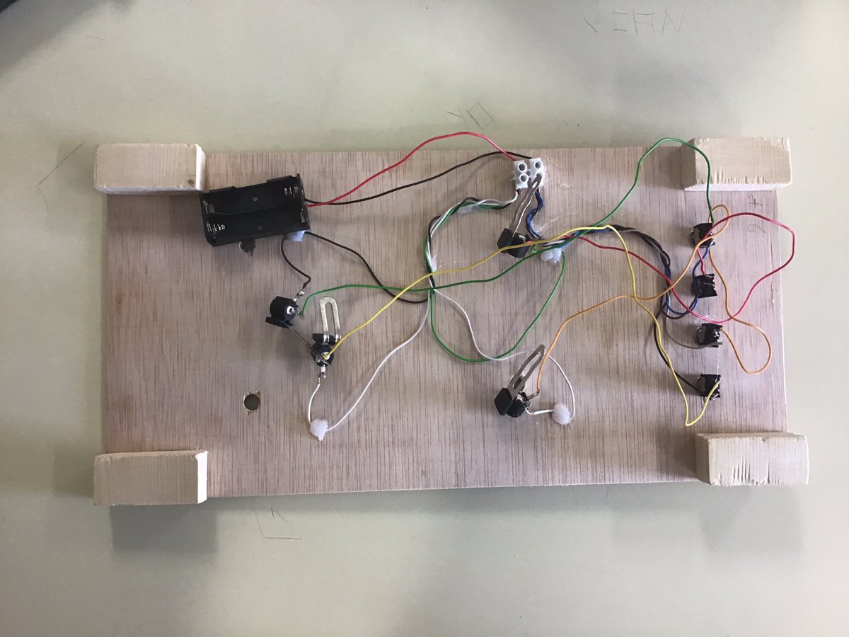 LostSix2's tweet photo. En tecnología hemos avanzado la estructura hemos probado los portalámparas y conectamos los interruptores a los portalámparas. 💪🏻💯 https://t.co/RUaPGcDcom