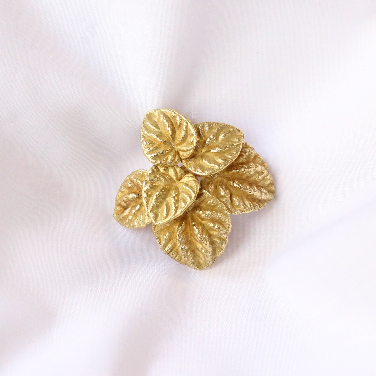 MorelleDavidson's tweet photo. An 18k yellow gold leaf design brooch by Cartier. Circa 1970s. Swipe along to see a photo of it on.

#thebroochisback #cartier #vintagejewelry #cartierlondon #leafjewelry #brooch #goldbrooch #leafbrooch #cartierbrooch https://t.co/q1RFutkJ9e