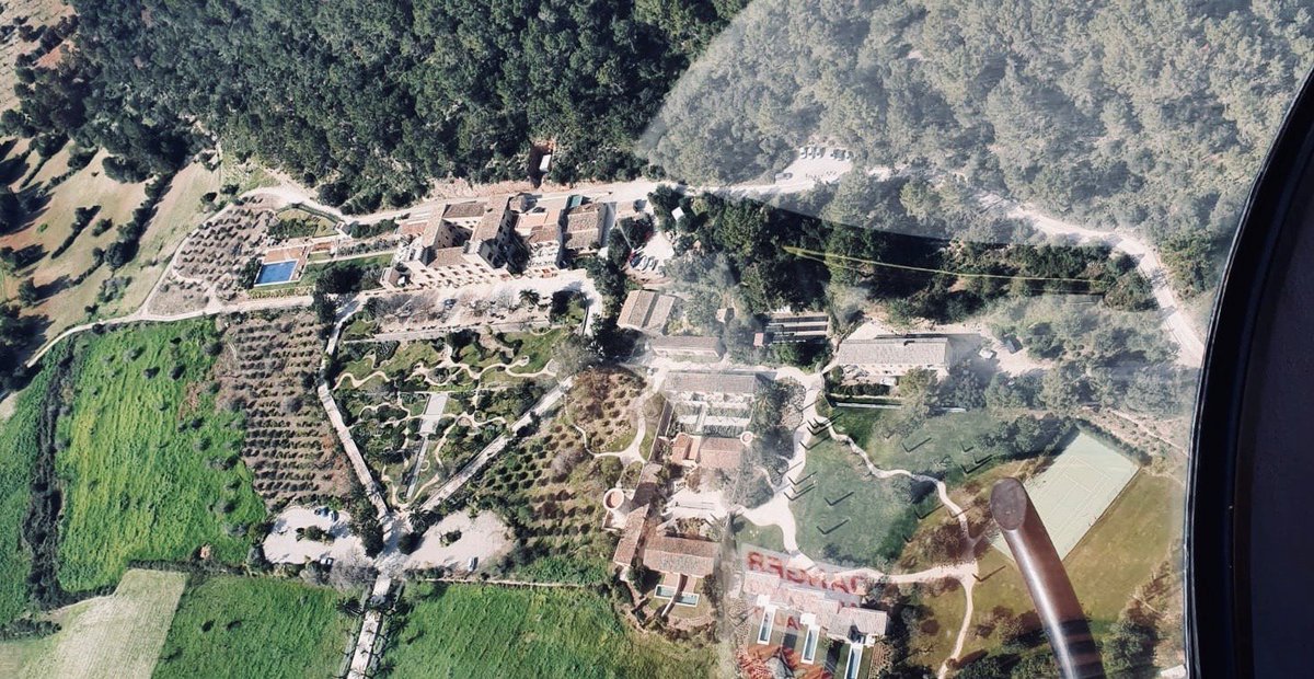 Home to the only two-Michelin-star restaurant in #Mallorca (<a href="/ZarandaRest/">Zaranda Restaurant**</a>), five-star @CastellSonClare is a feast for the eyes.  A former C19th castle set in 326 acres of country estate at the foothills of the UNESCO-protected Tramuntana mountains.  🚁🌼
#helicopter #flying #pilot