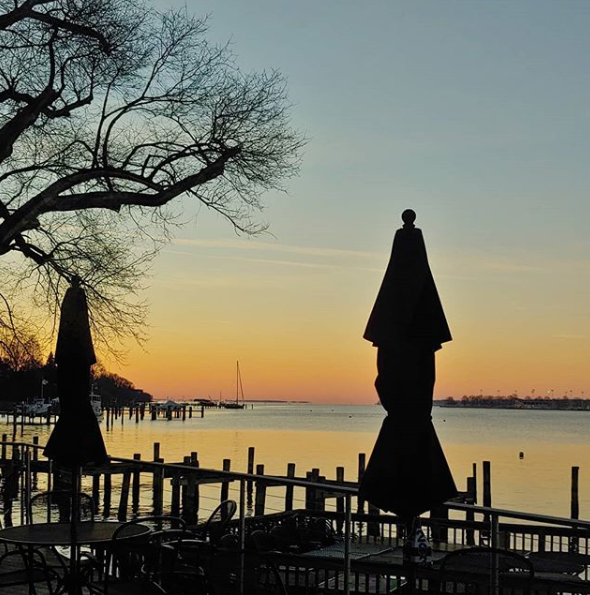Severn_Inn_MD's tweet photo. We need opinions - What is better, a sunset or a sunrise? 🌅 
.
Either way enjoy this beautiful sunrise captured by @miss_sugar_chef (Instagram) 🙌
.
.
.
#SevernInn #Annapolis #AnnapolisEats #AnnapolisMD #Foodie https://t.co/zE1De74nql