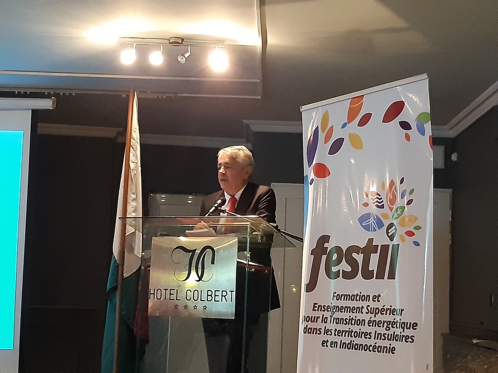 mickaelapaya's tweet photo. Mon témoignage du dialogue Public Privé sur #TransitionEnergetique dans #oceanindien. Merci à @auf_org pour cette invitation au lancement du projet #FESTII financé par Erasmus+ @commission_coi @EUAmbMauritius https://t.co/yrAvVMq2YB