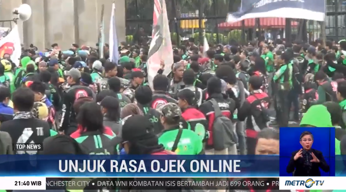 #TopNewsMetroTV Massa dari driver ojek online Jabodetabek berunjuk rasa di Gedung DPR RI, Jakarta. Para driver menuntut klarifikasi pernyataan Wakil Komisi V DPR RI Nurhayati Monoarfa mengenai usulan pembatasan kendaraan roda 2 di jalan nasional.http://metrotvnews.com/live