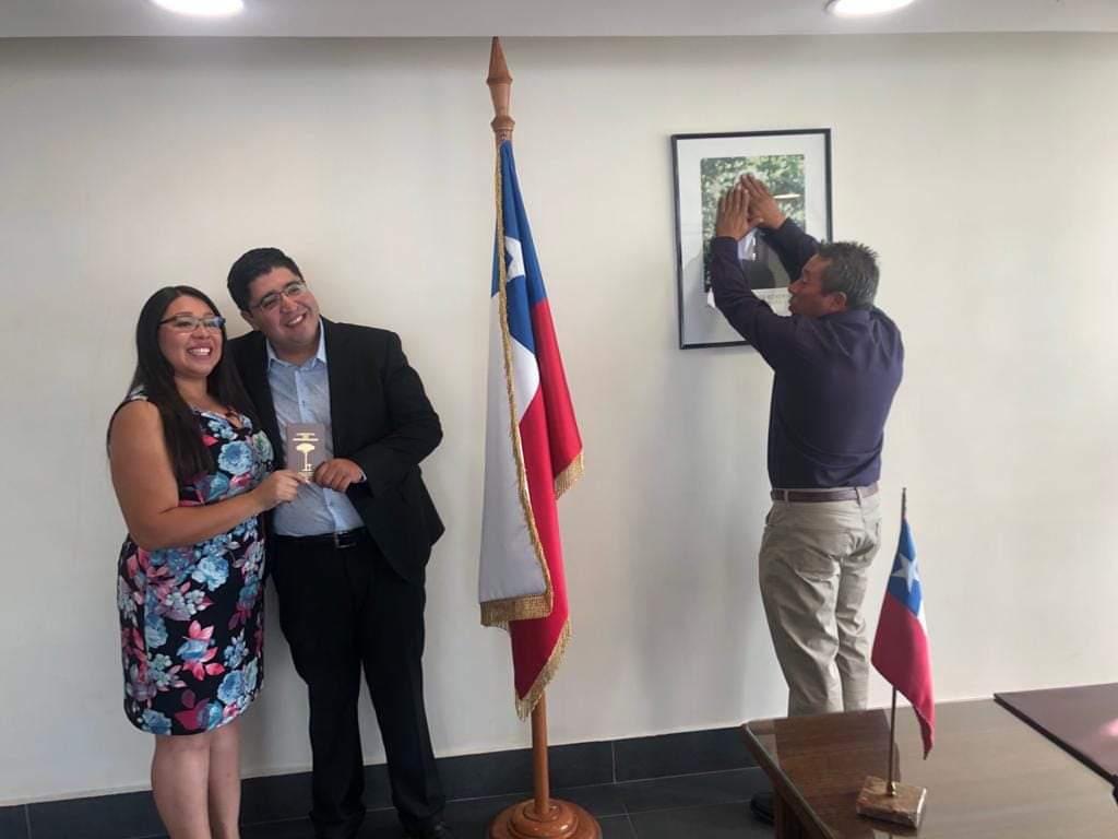 jovenyaprendiz's tweet photo. Hoy se casó mi primo @xaviiito en el @RegCivil_Chile de San Bernardo y el suegro tapando la foto del innombrable pa que no sea yeta! #FelizViernesATodos #YoApruebo #Vina2020 #PiñeraQL https://t.co/wPEzmKZOFi