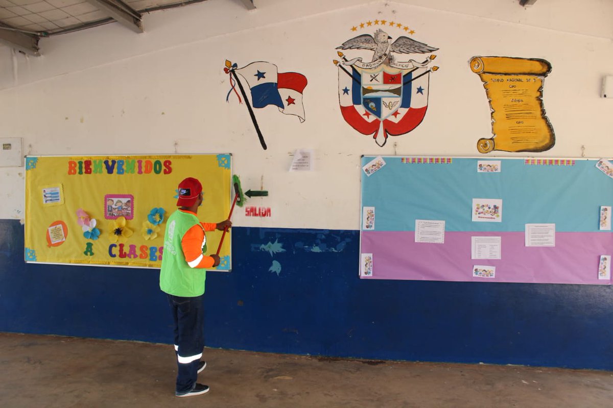 PenitenciarioPA's tweet photo. Prosigue intervención #Extramuro en el Plan Nacional de Mantenimiento 'Unidos en mi escuela', en esta ocasión en el Centro Educativo Gumercinda Páez en Pacora donde privados de libertad realizan trabajo de pintura y limpieza de cielo raso #UnidosLoHacemos https://t.co/tbERBFs4P3