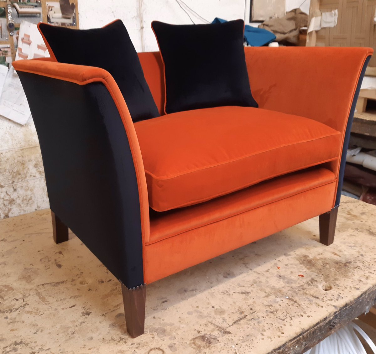 vintagechairs's tweet photo. Finished #velvet #loveseat #snugglechair https://t.co/xXU1IT1voG