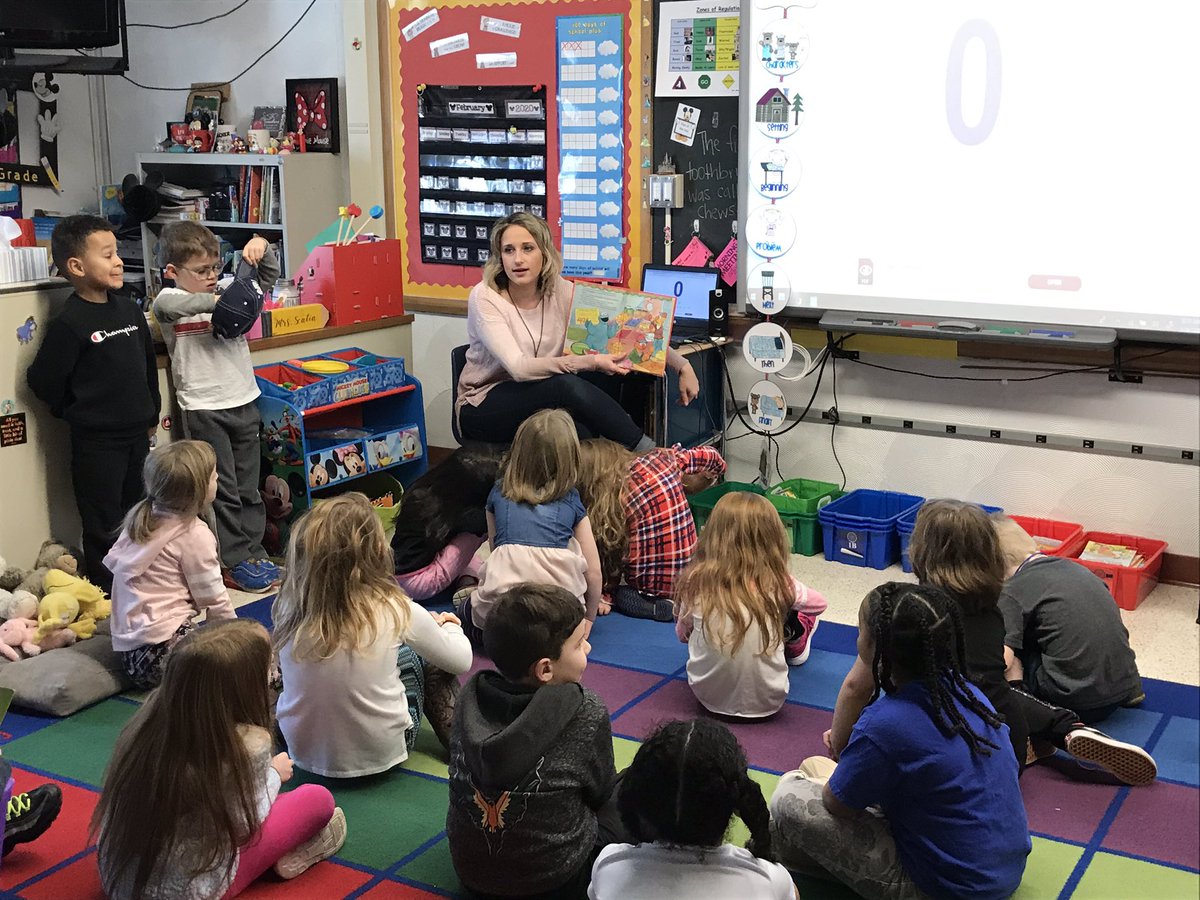 CynthiaSchwind's tweet image. I love this Retell Rope in Mrs. Scalia’s room @Englishvillage2 First graders talking through a story from their read aloud! #GCSDgrowsreaders @GreeceCentral @PettiferSuz @foxpine66 @msarge319