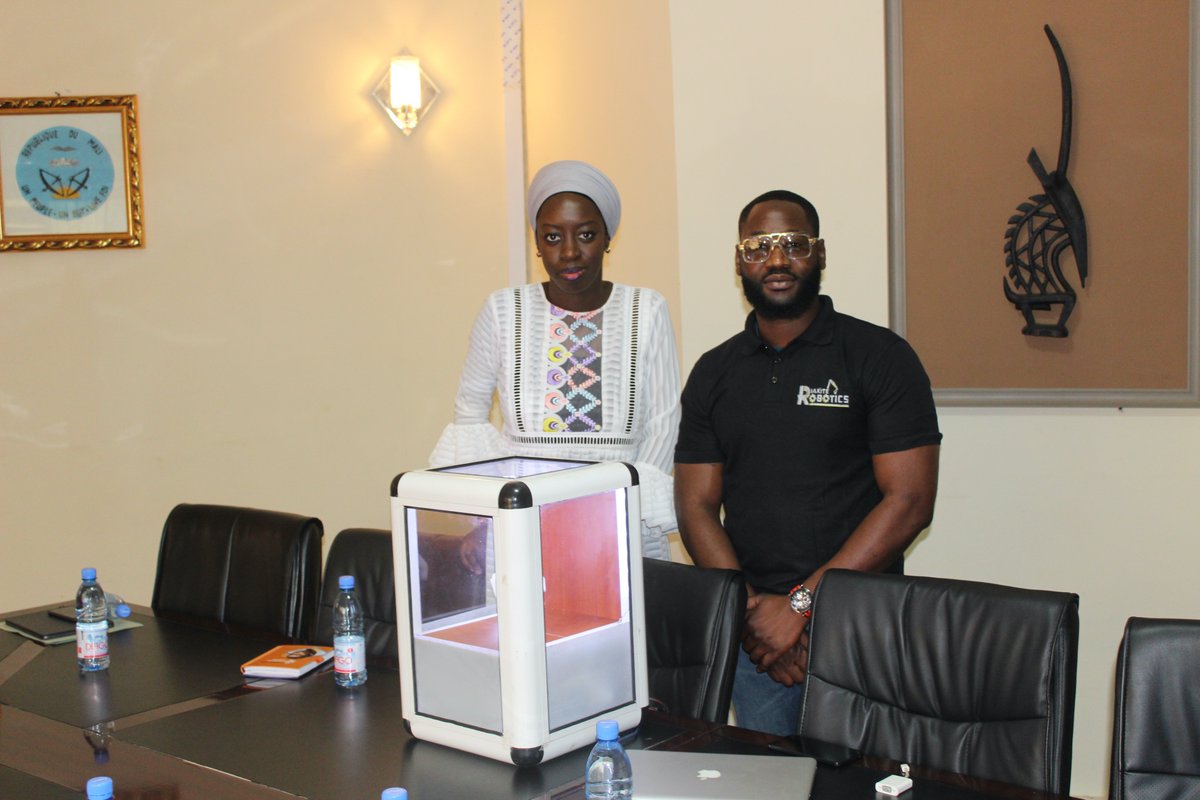 RoboticsDiakite's tweet image. Diakite Robotics en direct du Ministère de l&apos;Économie Numérique et de la Prospective. Merci à Madame le Ministre pour cette belle rencontre !

#DiakiteRobotics #ÉconomieNumérique #KamissaCamara #Mécatronique #Mechatronics #Robotique #Robotics #Ministère