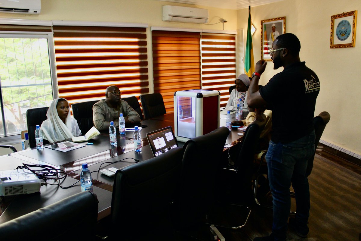 RoboticsDiakite's tweet image. Diakite Robotics en direct du Ministère de l&apos;Économie Numérique et de la Prospective. Merci à Madame le Ministre pour cette belle rencontre !

#DiakiteRobotics #ÉconomieNumérique #KamissaCamara #Mécatronique #Mechatronics #Robotique #Robotics #Ministère