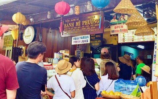 giang42601690's tweet photo. Những người Hàn chê bánh mì Việt Nam có thể đã từng chờ nửa ngày để được thử Bánh Mì Phượng nổi tiếng ở Hội An. Thậm chí thương hiệu này còn sang tận đất Hàn cơ mà. Dân Hàn chê bánh mì Việt có phải đang tự vả vào mặt mình không?
#KoreansApologizetoVietnam https://t.co/rQWuc5CV5q