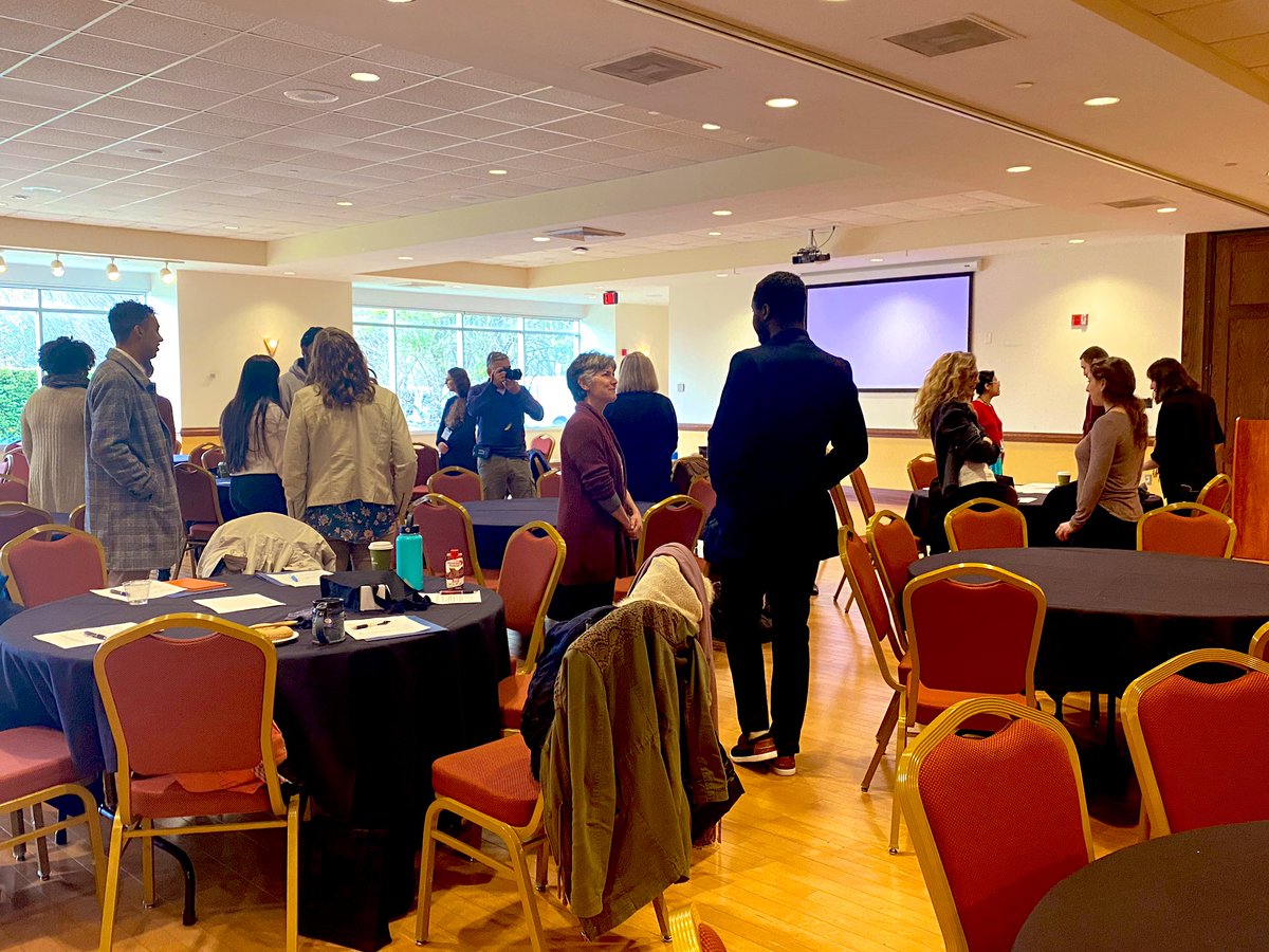 FralinLifeSci's tweet photo. We are dropping in on #ComSciConVATech! 

In this exercise, researchers and students are given one minute to talk about the “who”, “how”, and “what” of their research! 🔬 https://t.co/boP1Z0XH8F