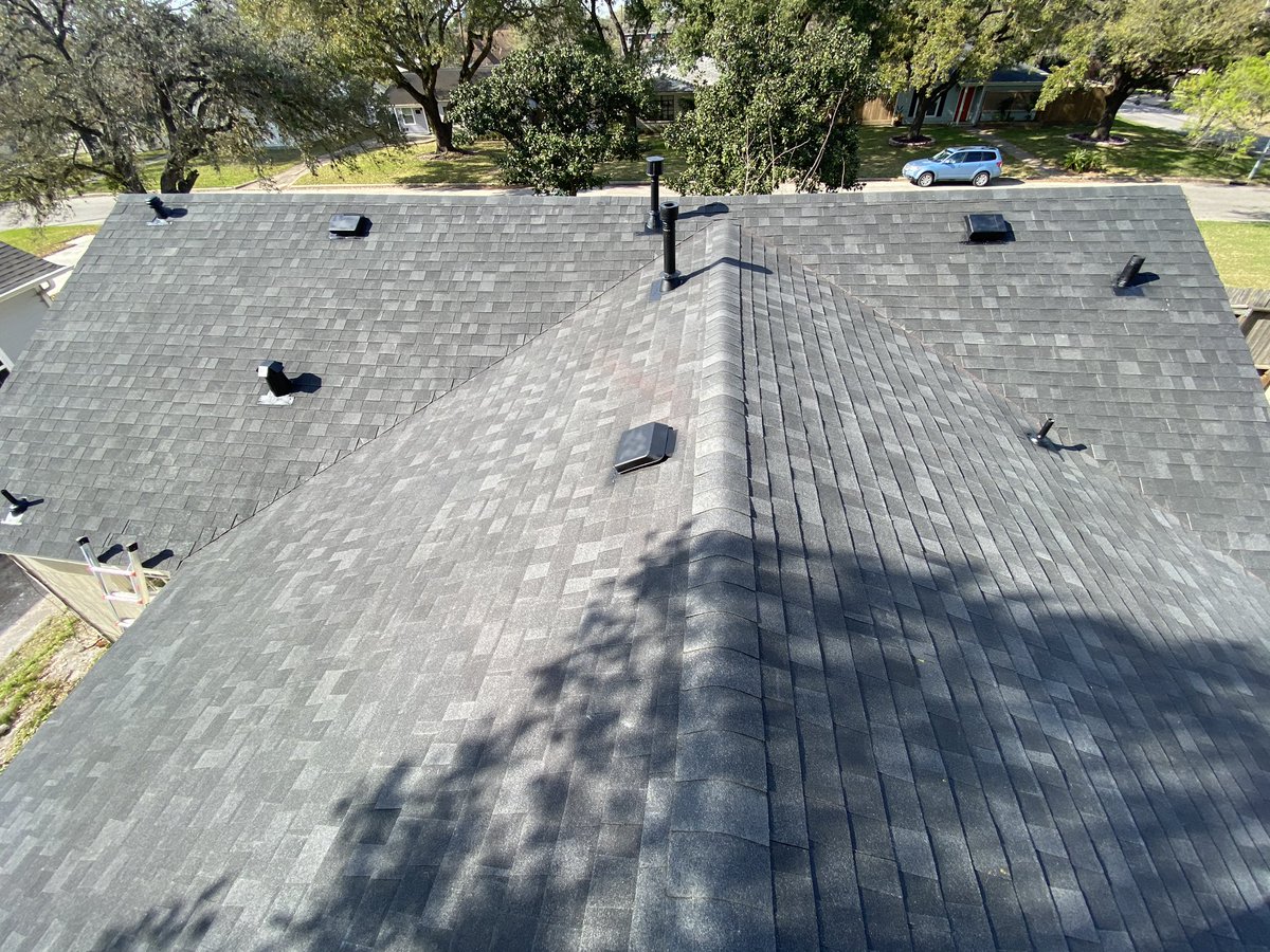 kgmroof's tweet photo. New 30 year Owens Corning Onyx black shingles 
#houston #texas #roofing #roofers #contractors https://t.co/rApLQn0dth