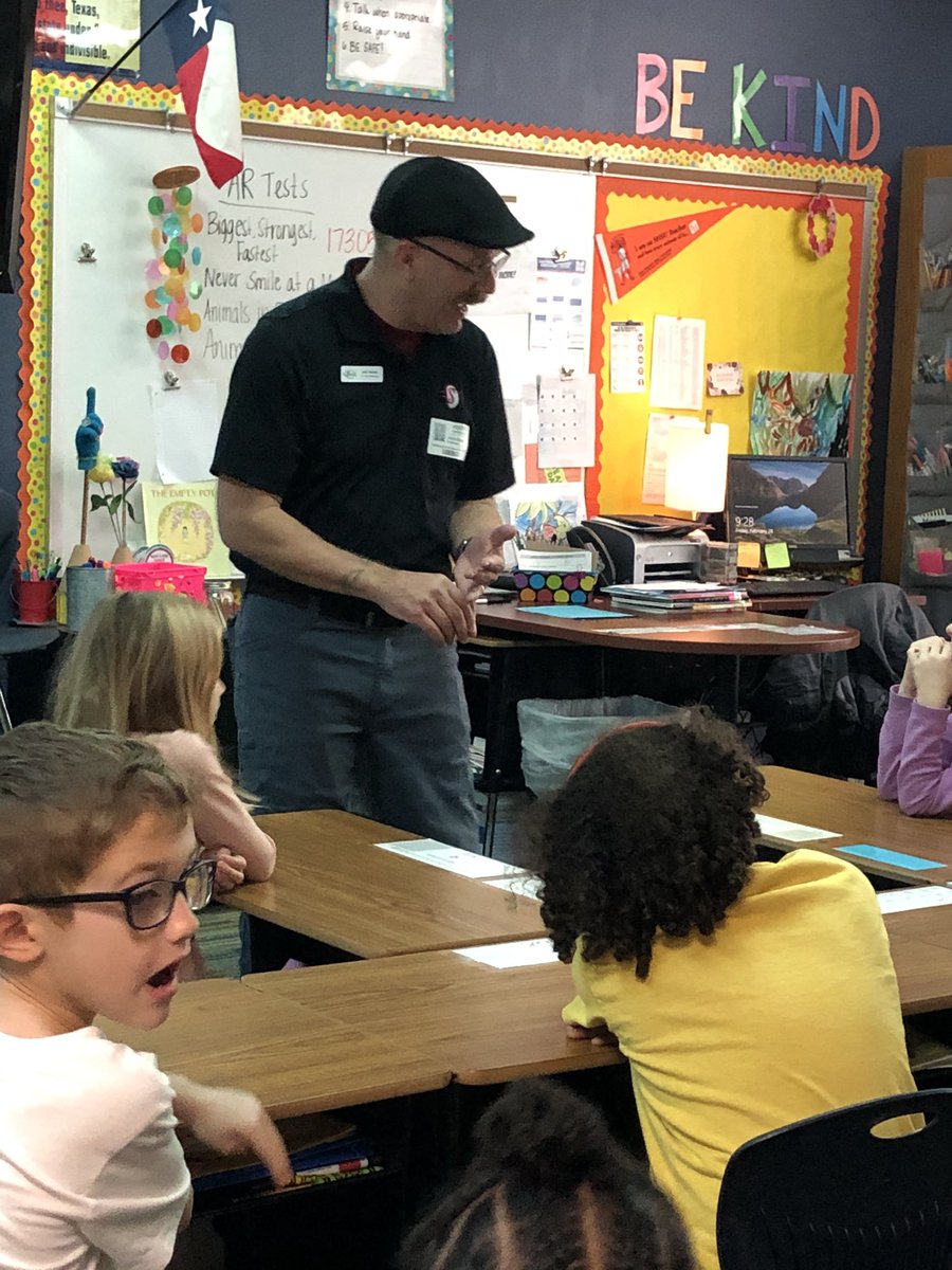 ChristinePyron's tweet photo. Learning about pilots❤️ @CastlemanCreek #ccecareerday https://t.co/OTaTBv5Isk