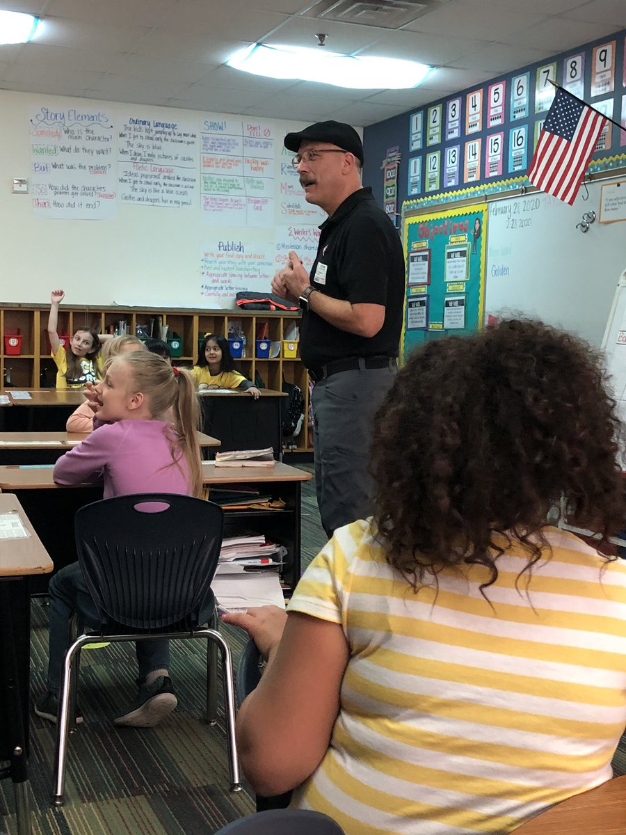 ChristinePyron's tweet photo. Learning about pilots❤️ @CastlemanCreek #ccecareerday https://t.co/OTaTBv5Isk