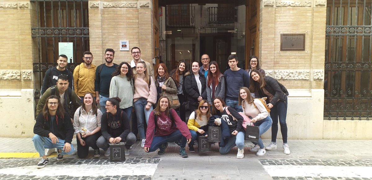 Catalana_UA's tweet photo. Avui el grup de Prosa Catalana Contemporània ha visitat l'Espai Joan Fuster de Sueca: la casa i la biblioteca del millor assagista valencià del segle XX #JoanFuster #literaturacatalana #assaig  #Sueca #Alacant https://t.co/RLqmaFm7Kh