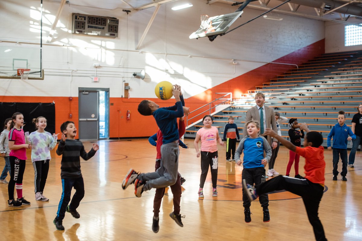 ParisSchoolsKY's tweet photo. Celebrating Student Success!
3rd Grade had a surprise game of kickball with superintendent @smccauley1287 this morning as a reward for showing the most growth in the school on their winter MAP tests! #parispride #healthyrewards https://t.co/frun7vpsZu
